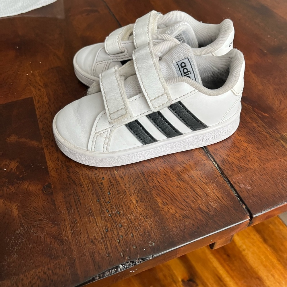 Toddler shoe's adidas color white